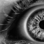 目に黒い点が1つ見えるようになるのはなぜか？気になる原因について解説